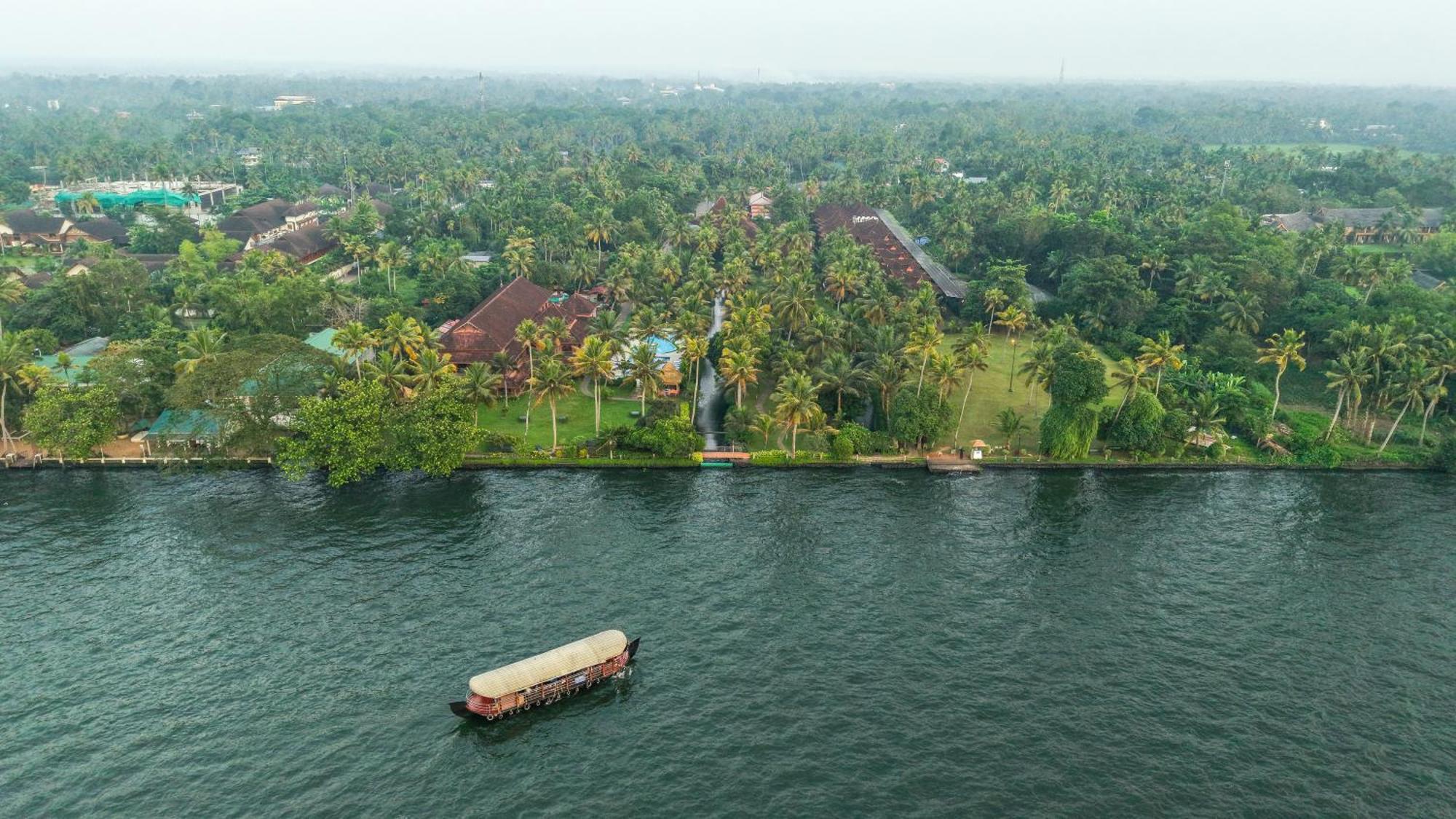Lakesong Resort Кумараком Экстерьер фото